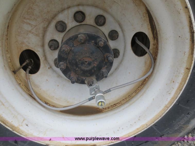 image for item F8009 2007 Freightliner Columbia semi truck