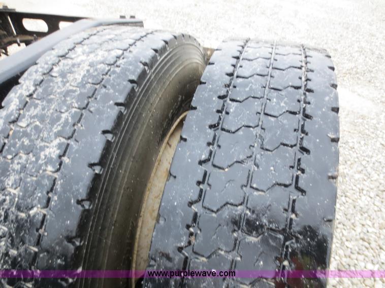 image for item F8009 2007 Freightliner Columbia semi truck