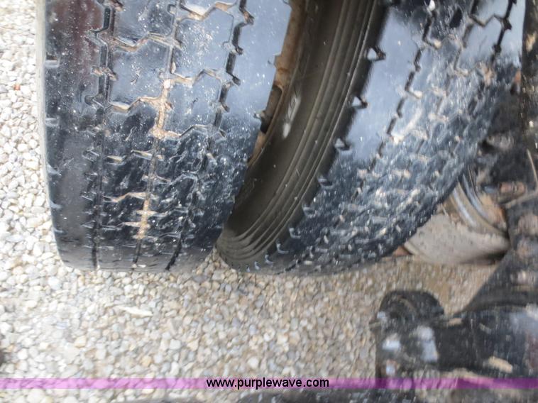 image for item F8009 2007 Freightliner Columbia semi truck