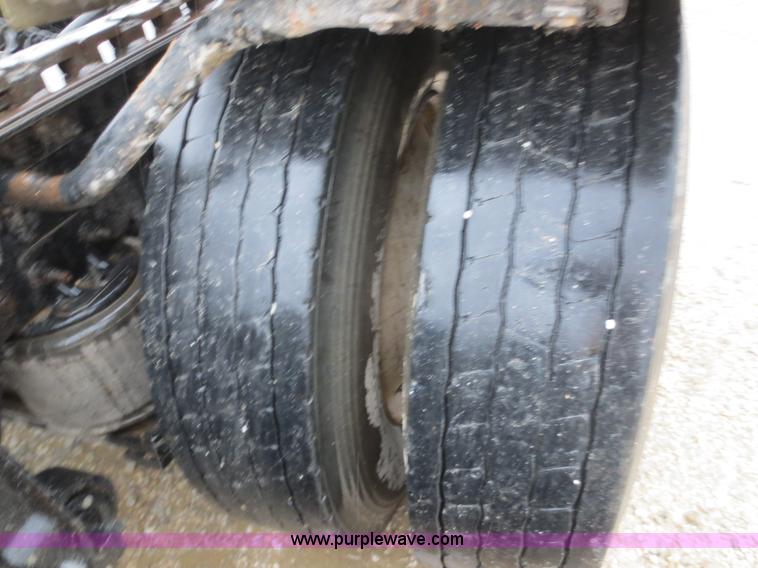 image for item F8009 2007 Freightliner Columbia semi truck