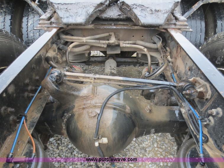 image for item F8009 2007 Freightliner Columbia semi truck