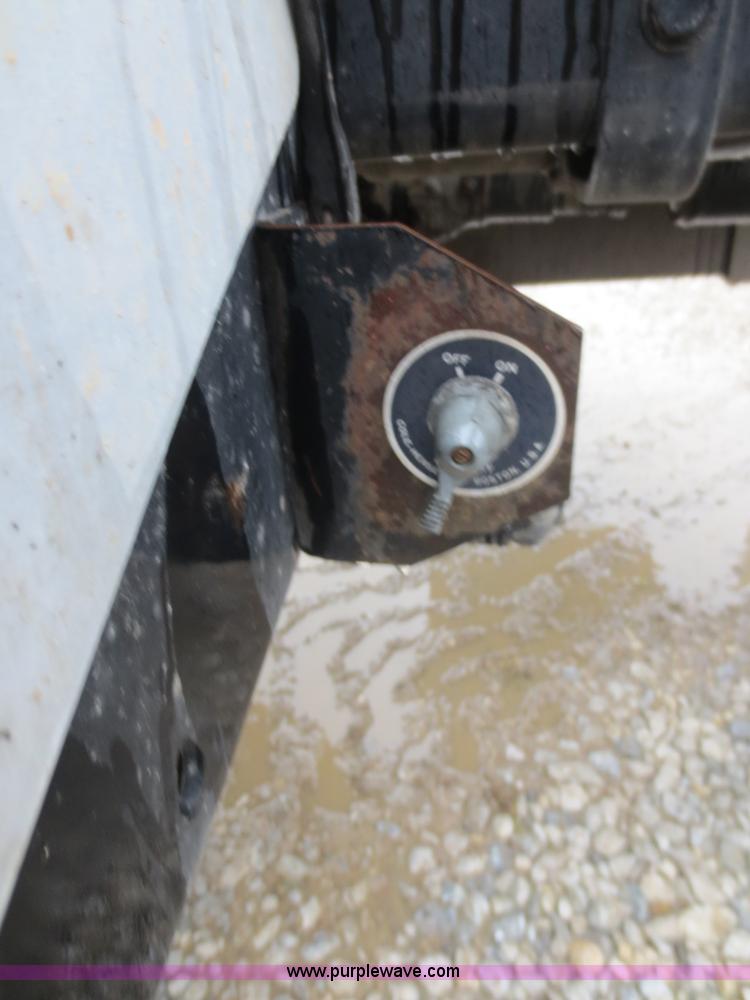 image for item F8009 2007 Freightliner Columbia semi truck