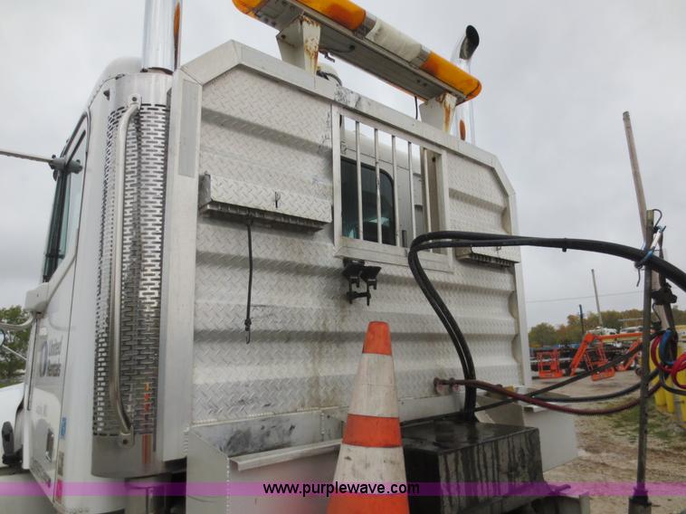 image for item F8009 2007 Freightliner Columbia semi truck