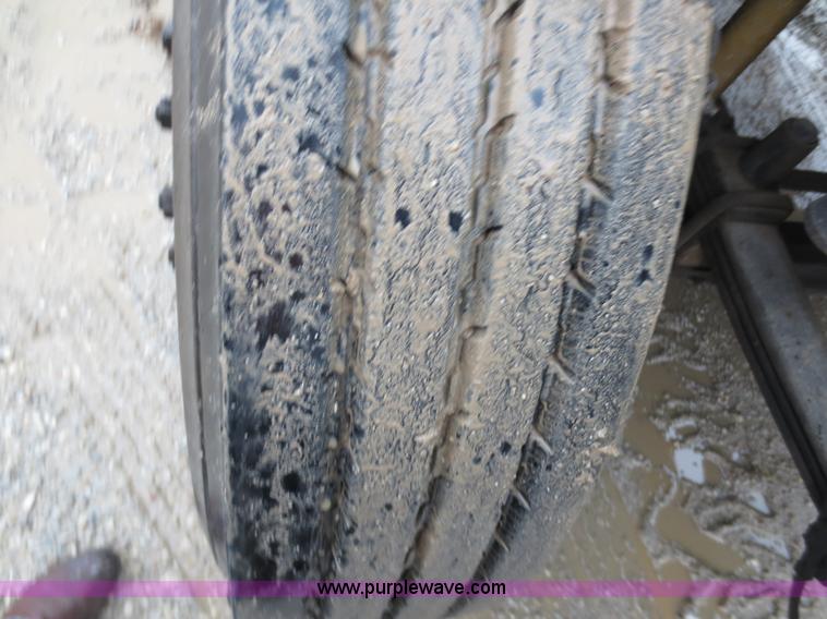 image for item F8009 2007 Freightliner Columbia semi truck