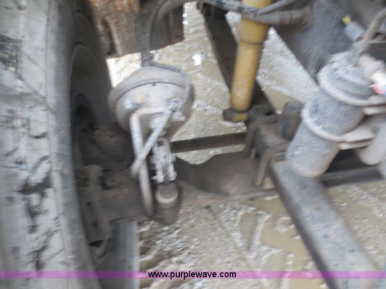 image for item F8009 2007 Freightliner Columbia semi truck