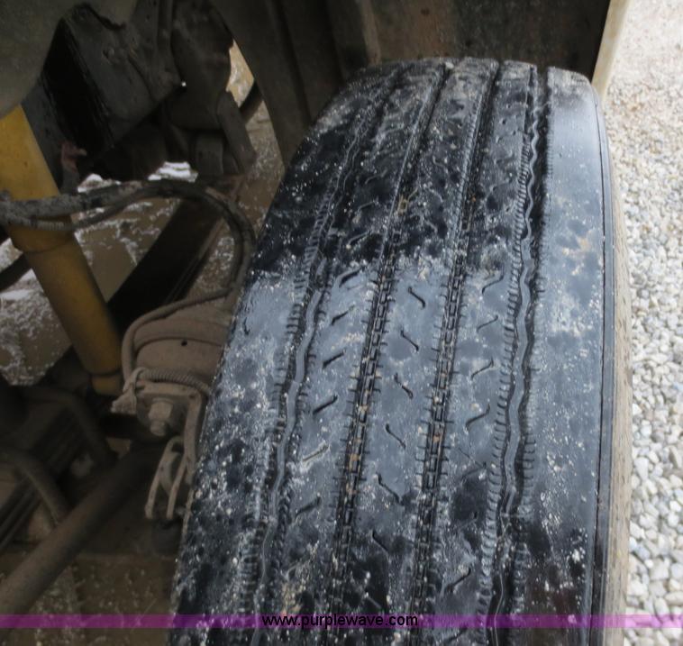 image for item F8009 2007 Freightliner Columbia semi truck