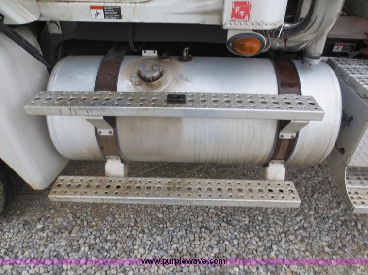 image for item F8009 2007 Freightliner Columbia semi truck