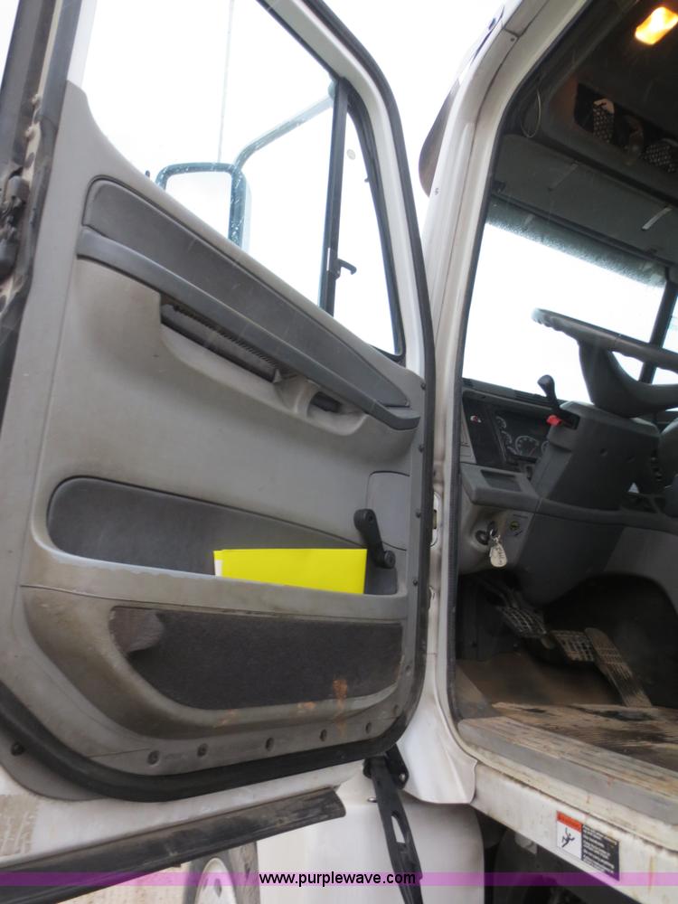 image for item F8009 2007 Freightliner Columbia semi truck