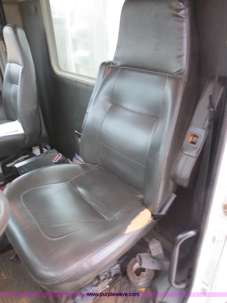 image for item F8009 2007 Freightliner Columbia semi truck