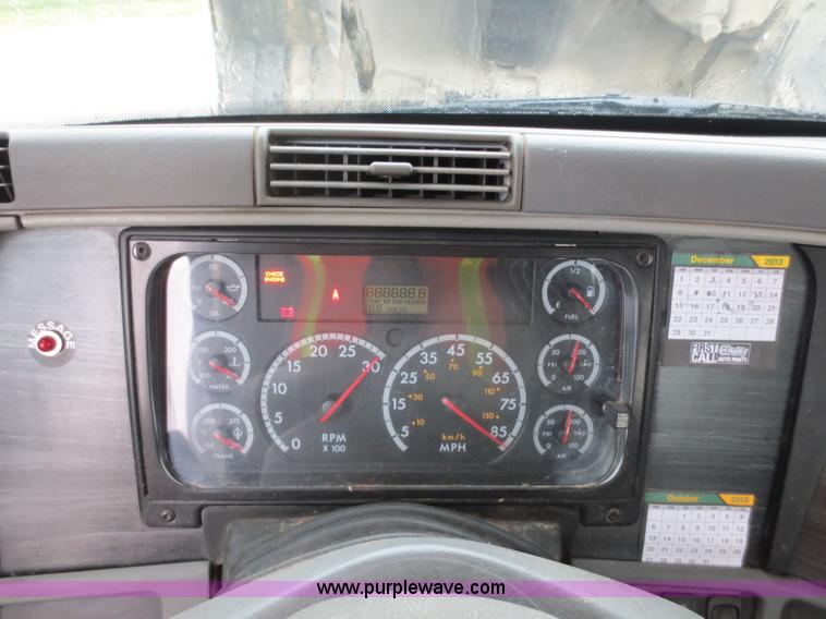 image for item F8009 2007 Freightliner Columbia semi truck