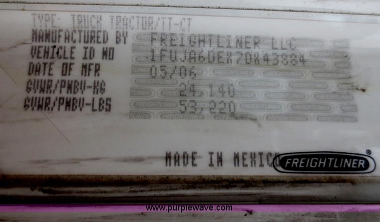 image for item F8009 2007 Freightliner Columbia semi truck