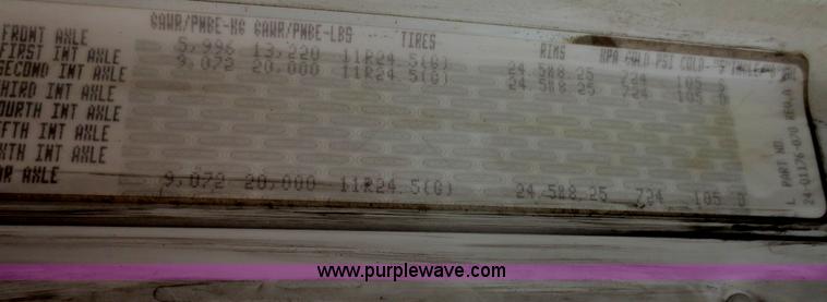 image for item F8009 2007 Freightliner Columbia semi truck