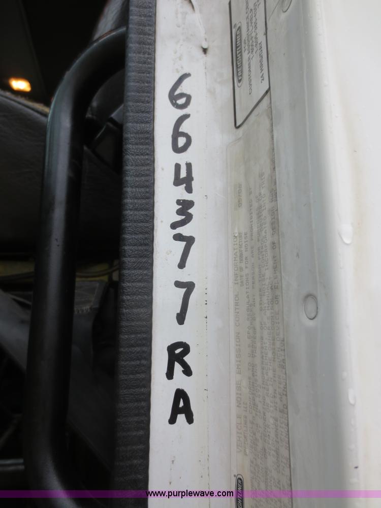 image for item F8009 2007 Freightliner Columbia semi truck