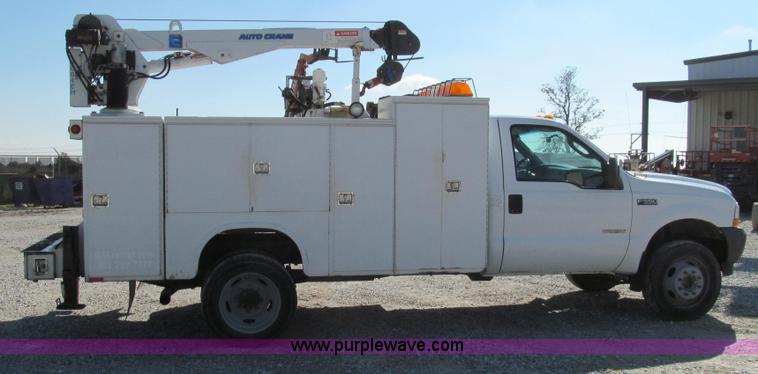 image for item G2168 2004 Ford F550 XL service truck with crane