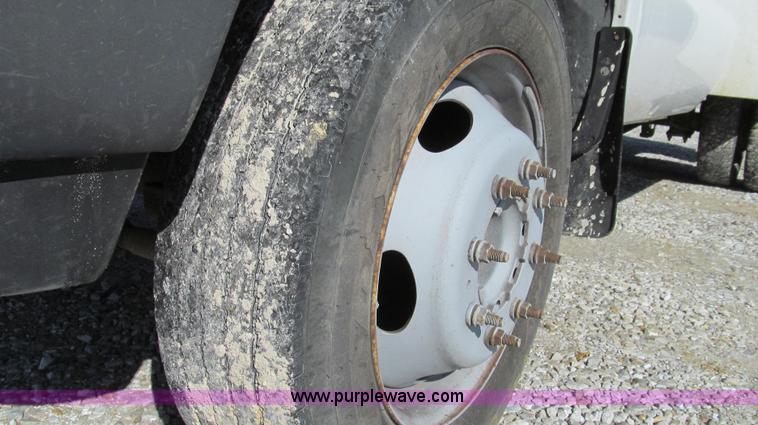 image for item G2168 2004 Ford F550 XL service truck with crane