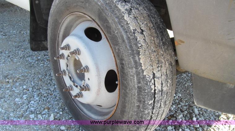 image for item G2168 2004 Ford F550 XL service truck with crane