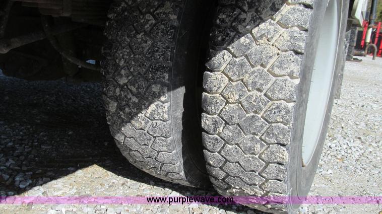 image for item G2168 2004 Ford F550 XL service truck with crane