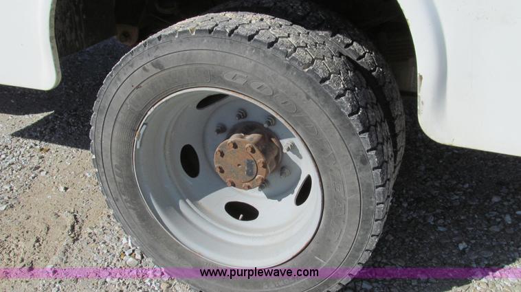 image for item G2168 2004 Ford F550 XL service truck with crane