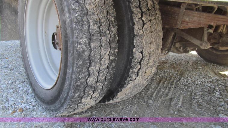 image for item G2168 2004 Ford F550 XL service truck with crane