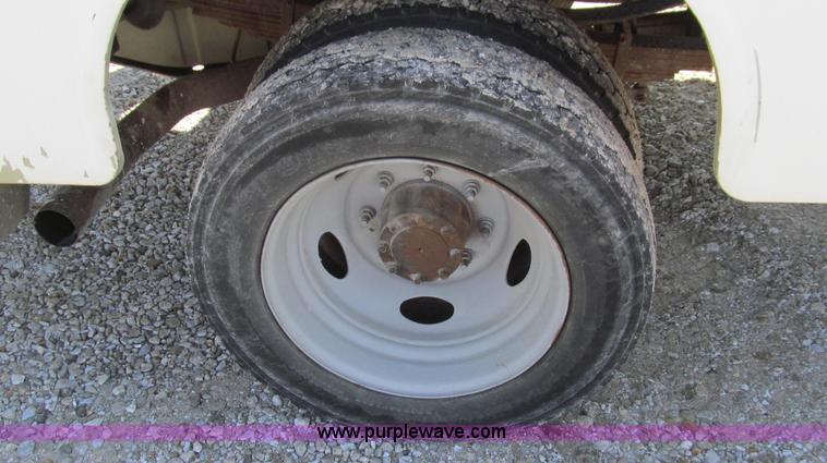 image for item G2168 2004 Ford F550 XL service truck with crane