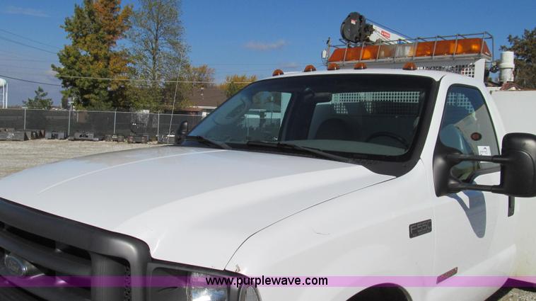 image for item G2168 2004 Ford F550 XL service truck with crane