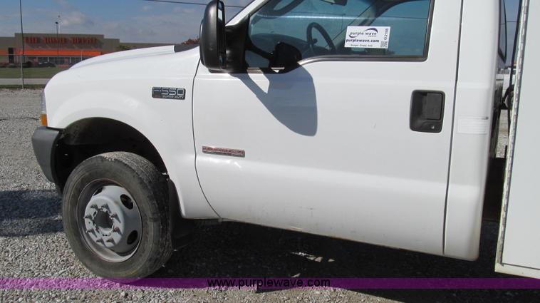 image for item G2168 2004 Ford F550 XL service truck with crane