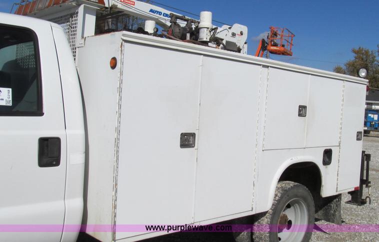 image for item G2168 2004 Ford F550 XL service truck with crane