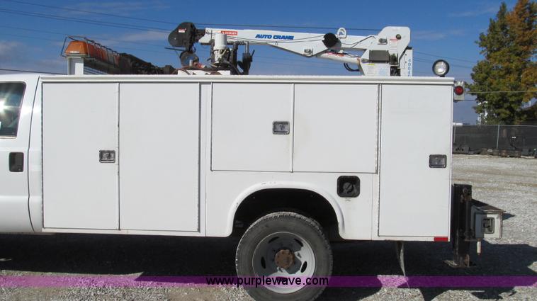 image for item G2168 2004 Ford F550 XL service truck with crane