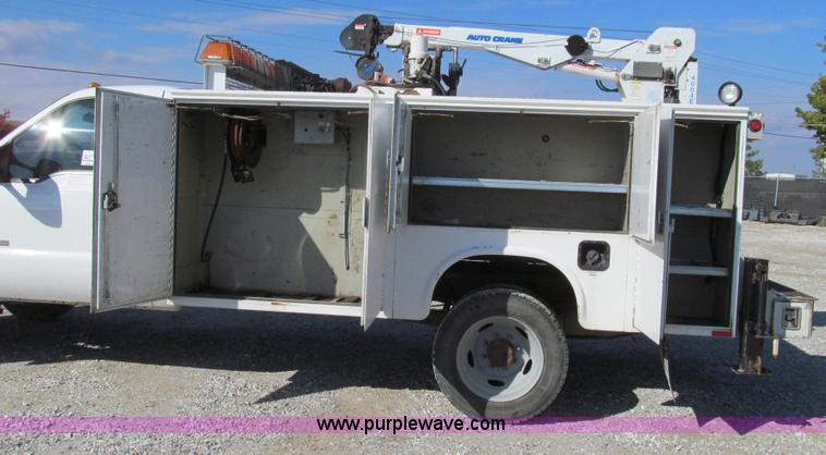 image for item G2168 2004 Ford F550 XL service truck with crane