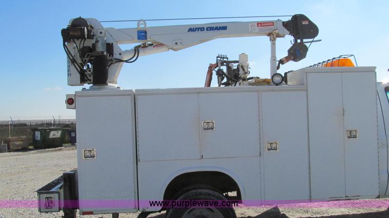 image for item G2168 2004 Ford F550 XL service truck with crane