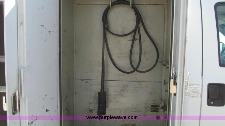 image for item G2168 2004 Ford F550 XL service truck with crane