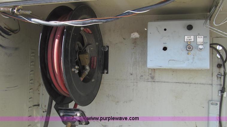 image for item G2168 2004 Ford F550 XL service truck with crane