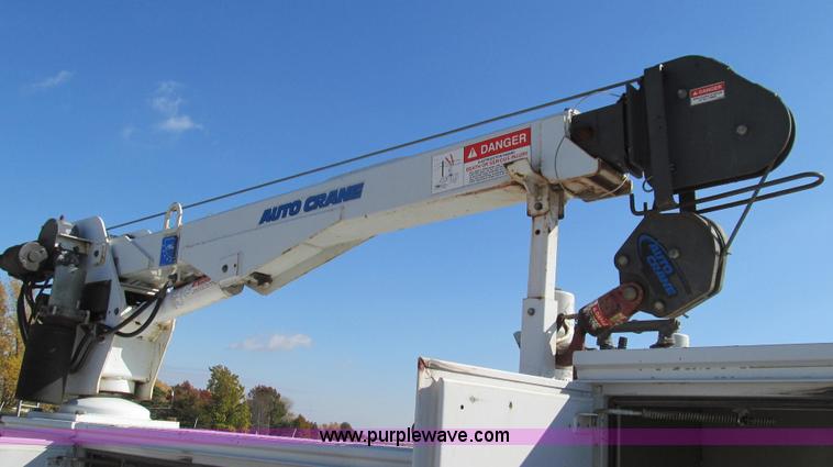 image for item G2168 2004 Ford F550 XL service truck with crane