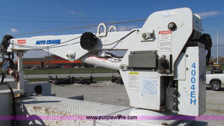 image for item G2168 2004 Ford F550 XL service truck with crane