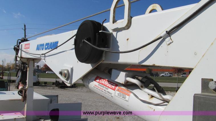 image for item G2168 2004 Ford F550 XL service truck with crane