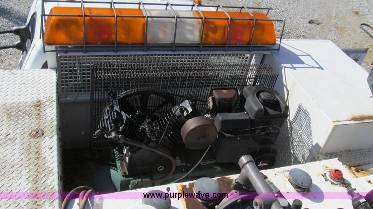 image for item G2168 2004 Ford F550 XL service truck with crane