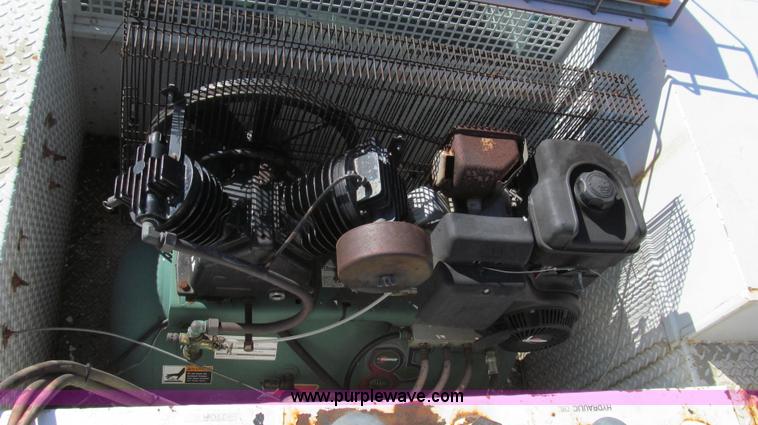 image for item G2168 2004 Ford F550 XL service truck with crane