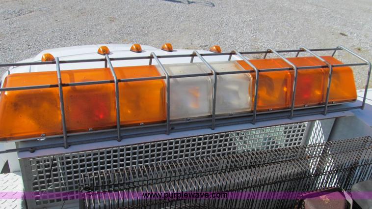 image for item G2168 2004 Ford F550 XL service truck with crane