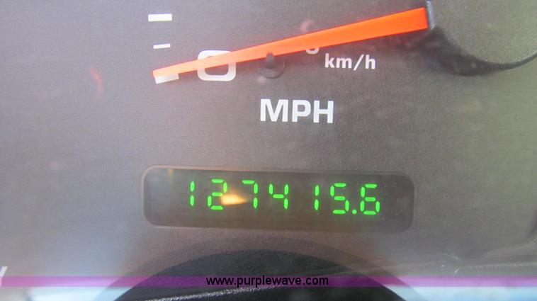 image for item G2168 2004 Ford F550 XL service truck with crane