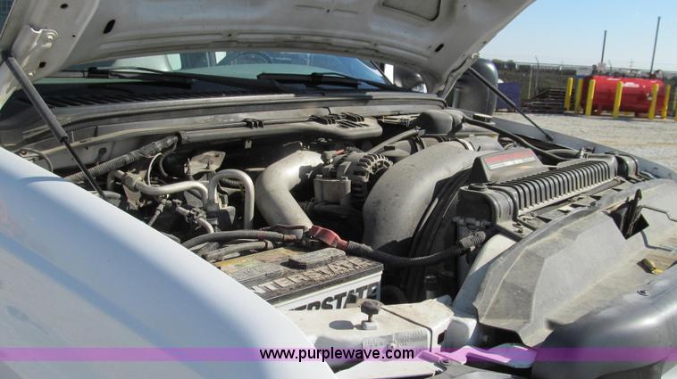 image for item G2168 2004 Ford F550 XL service truck with crane