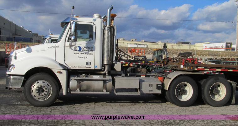 image for item G2171 2006 Freightliner Columbia semi truck