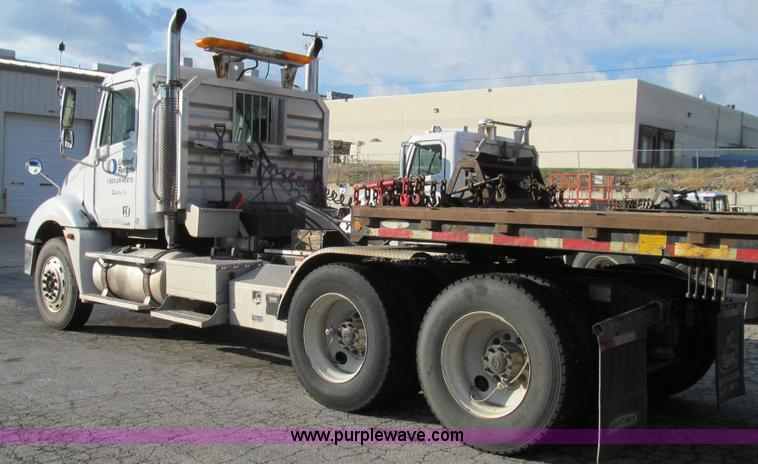 image for item G2171 2006 Freightliner Columbia semi truck