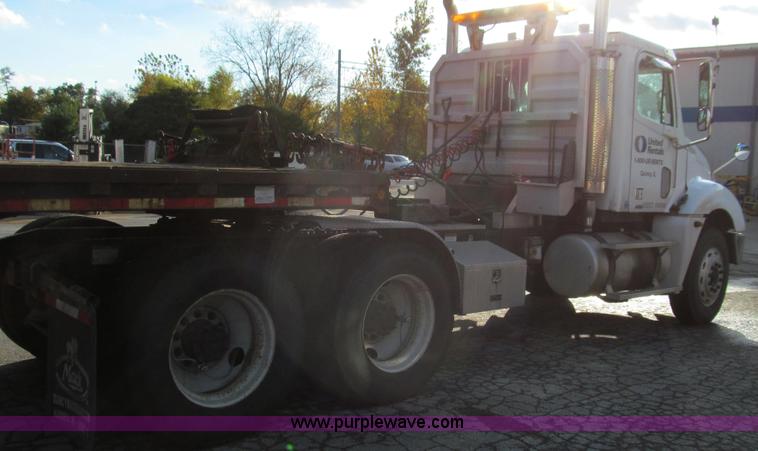 image for item G2171 2006 Freightliner Columbia semi truck