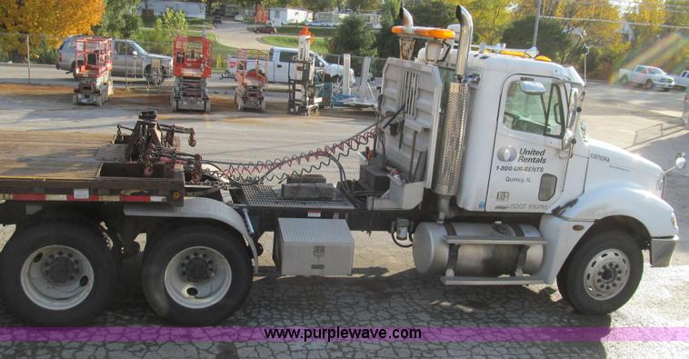 image for item G2171 2006 Freightliner Columbia semi truck