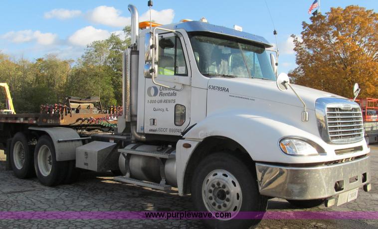 image for item G2171 2006 Freightliner Columbia semi truck