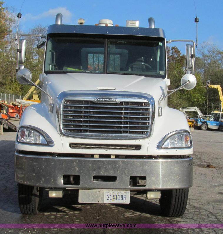 image for item G2171 2006 Freightliner Columbia semi truck