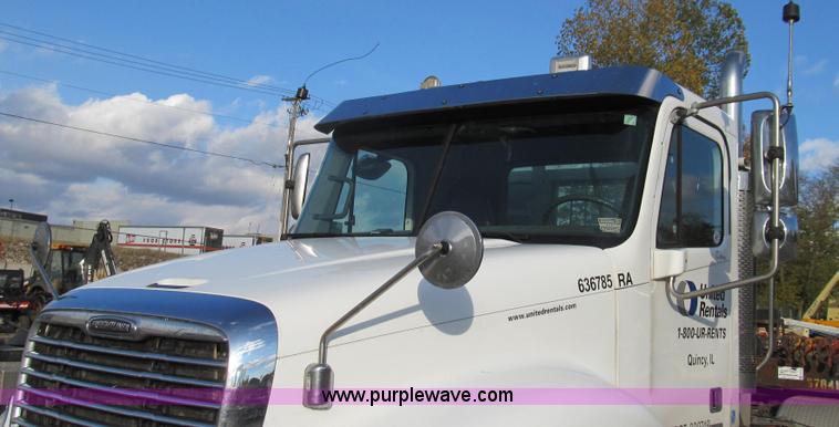 image for item G2171 2006 Freightliner Columbia semi truck