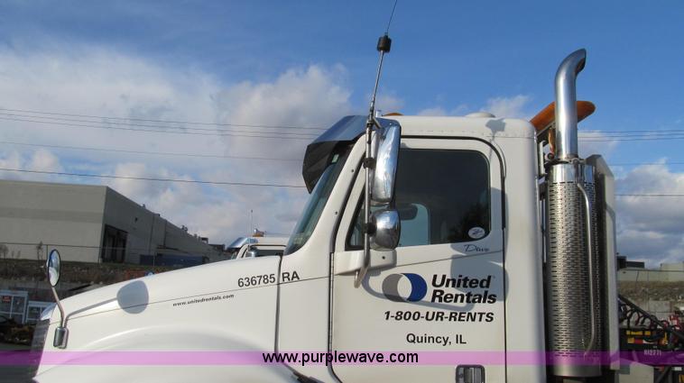 image for item G2171 2006 Freightliner Columbia semi truck