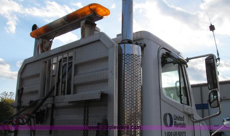 image for item G2171 2006 Freightliner Columbia semi truck