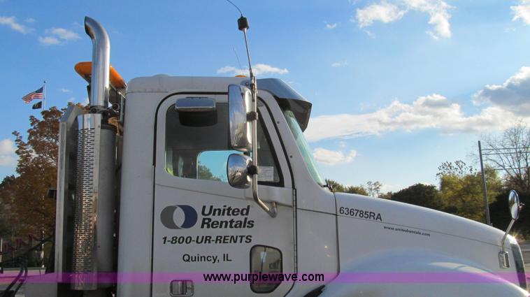image for item G2171 2006 Freightliner Columbia semi truck